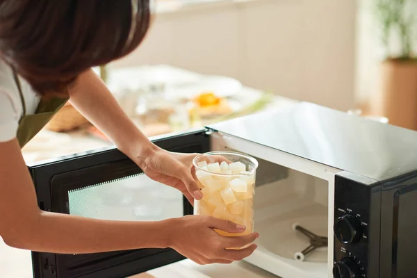 Base Jabón Fusión Mujer Microondas — Foto de Stock