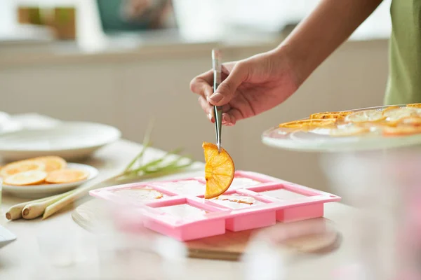 Vrouw Oranje Segment Vloeibare Zeep Kunststof Vorm Toevoegen Met Behulp — Stockfoto