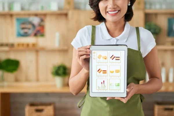 Glückliche Kleinunternehmerin Zeigt Tablet Mit Website Ihrer Handgemachten Seifenmanufaktur Auf — Stockfoto