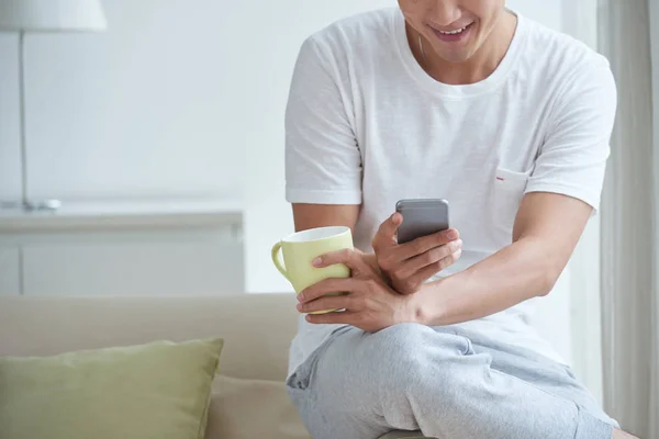 Imagen Recortada Del Hombre Bebiendo Café Comprobando Teléfono Inteligente Mañana — Foto de Stock