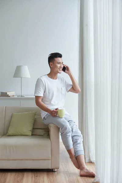 Єтнамська Молодий Чоловік Пити Каву Говорити Телефону Ранку — стокове фото