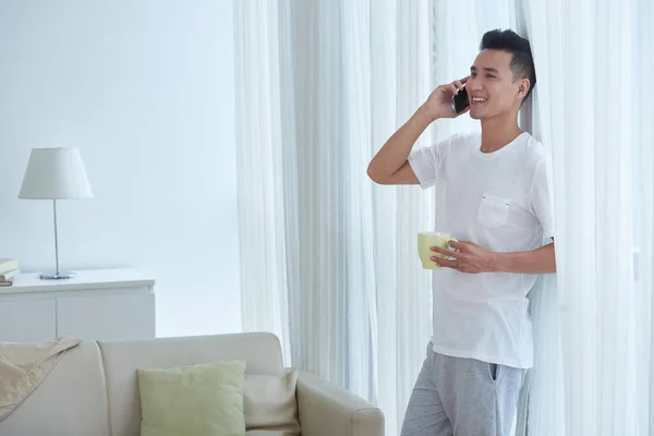 Joven Alegre Bebiendo Café Mañana Hablando Por Teléfono Mañana — Foto de Stock