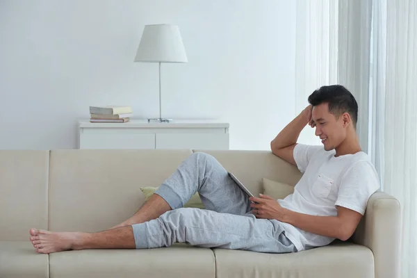 Genç Adam Kanepede Oturan Tablet Yeni Televizyon Dizisi Bölüm Izliyor — Stok fotoğraf