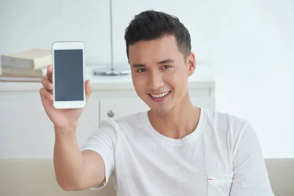 Retrato Joven Asiático Guapo Mostrando Teléfono Inteligente —  Fotos de Stock