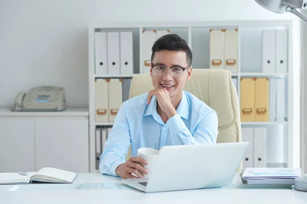 Portrait Jeune Homme Vietnamien Joyeux Dans Des Lunettes Travail Bureau — Photo