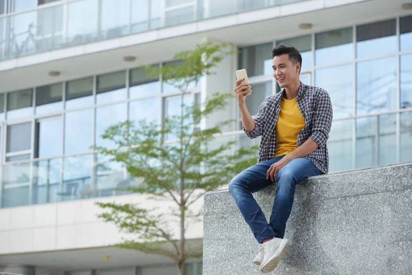 Schöner Vietnamesischer Mann Sitzt Draußen Und Macht Selfies — Stockfoto