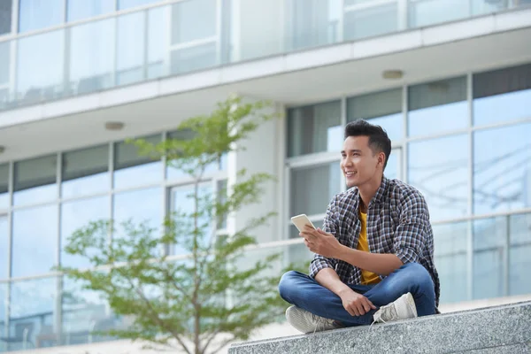 Zasněný Student Sedí Před Budovou Univerzity — Stock fotografie