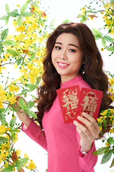 Lovely Asian Woman Showing Lucky Money Envelopes Best Wishes Inscription — Stock Photo, Image