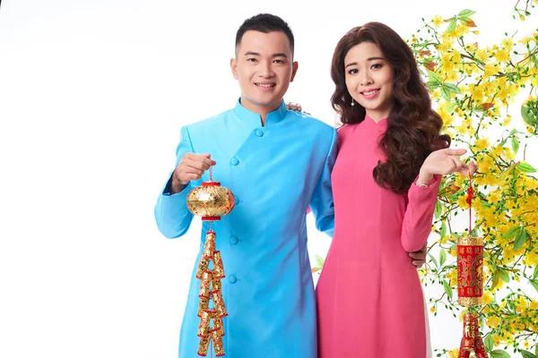Lächelndes Vietnamesisches Paar Mit Traditioneller Frühlingsfestdekoration — Stockfoto