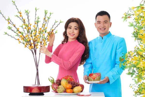 Pareja Joven Preparando Mesa Para Celebración Del Festival Primavera — Foto de Stock