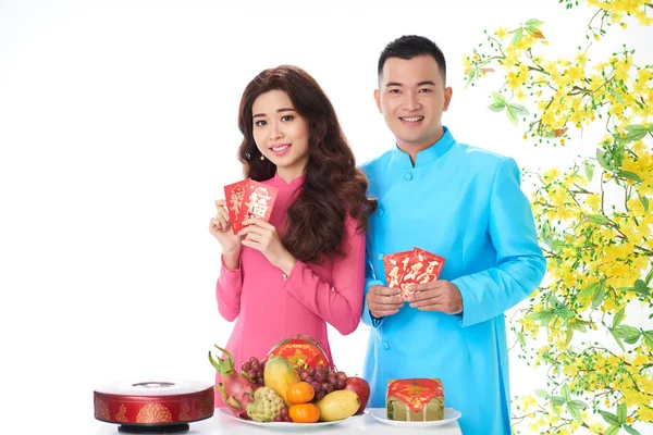Schönes Lächelndes Asiatisches Paar Tisch Mit Chinesischen Neujahrssnacks Und Besten — Stockfoto