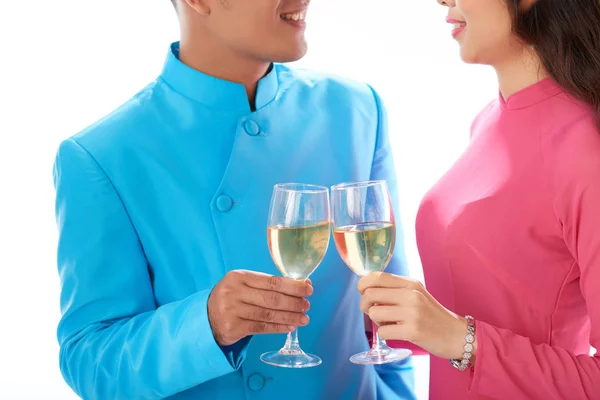 Geschnittenes Bild Eines Paares Traditionellen Asiatischen Trachten Das Weißwein Trinkt — Stockfoto