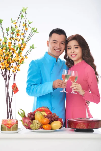 Glad Vietnamesiska Par Med Vitt Vin Tet Celebration — Stockfoto