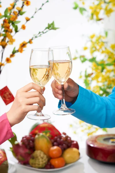 Imagem Close Pessoas Que Põem Copos Com Vinho Branco Celebração — Fotografia de Stock