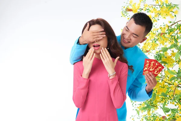 Asiático Jovem Fazendo Surpresa Para Sua Namorada Ano Novo Chinês — Fotografia de Stock