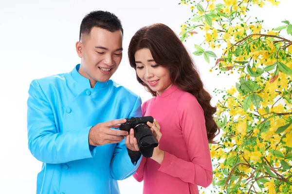 Asiatique Jeune Couple Regardant Des Photos Sur Appareil Photo Numérique — Photo