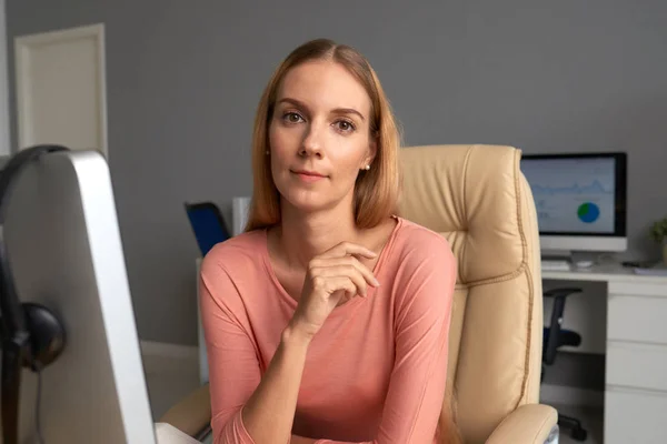 Portrait Une Femme Entrepreneure Assise Table Bureau — Photo