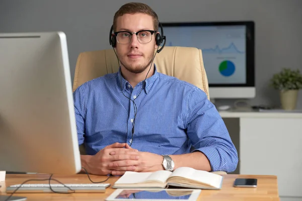 Portret Van Knappe Jonge Ondernemer Zijn Werkplek — Stockfoto