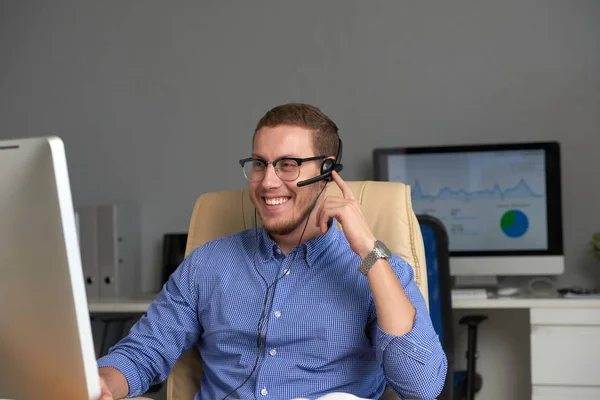 Homem Negócios Sorrindo Usando Fone Ouvido Falar Com Cliente — Fotografia de Stock