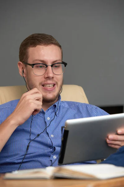 Empresário Com Tablet Digital Fazendo Videocall Para Parceiro — Fotografia de Stock