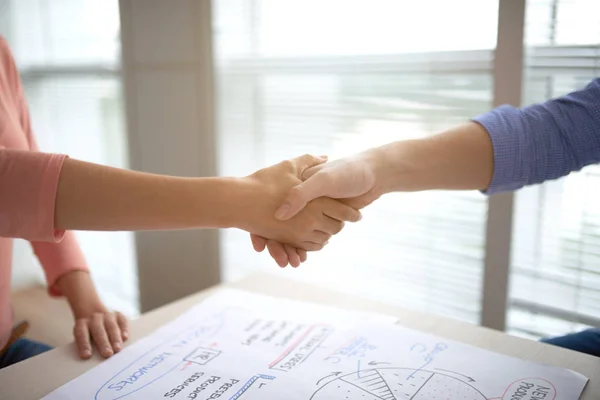 Geschäftskollegen Geben Sich Nach Erfolgreicher Besprechung Die Hand — Stockfoto