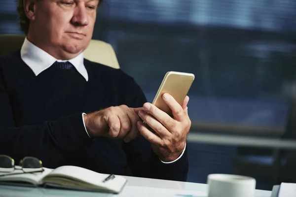 Imagem Recortada Empresário Lendo Mensagem Seu Smartphone — Fotografia de Stock