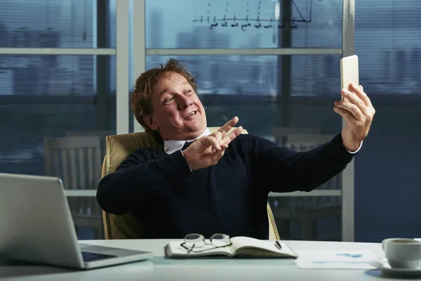 彼の職場で面白い Selfies を取って起業家 — ストック写真