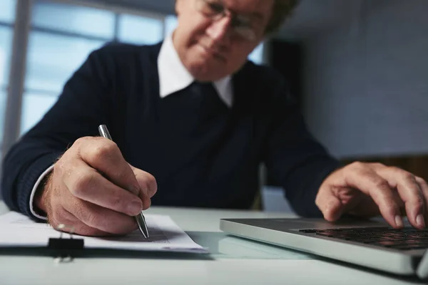 Homme Affaires Écrit Des Idées Pour Une Nouvelle Start Focus — Photo