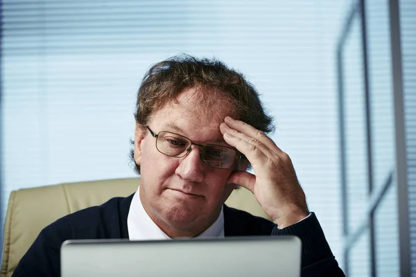 Contemplar Los Hombres Negocios Leyendo Información Pantalla Del Portátil — Foto de Stock