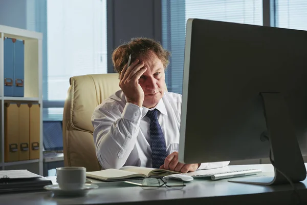 Hombre Negocios Estresado Cansado Sentado Mesa Oficina —  Fotos de Stock