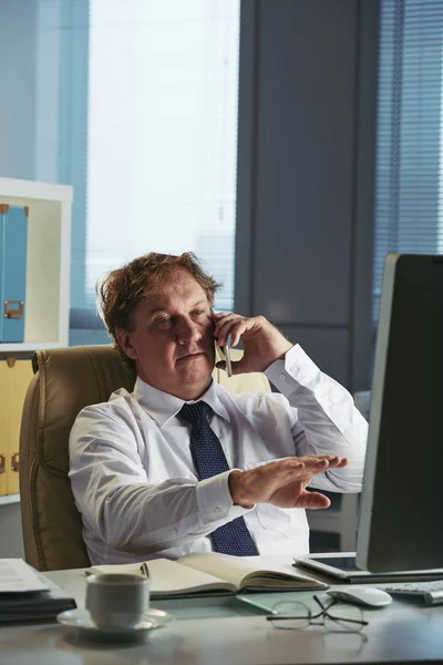 Retrato Empreendedor Meia Idade Com Telefonema — Fotografia de Stock