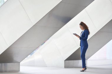 Asya genç iş kadını iş belge bilgilerini kontrol