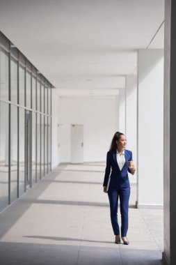 Kadın iş yürütme yürüyüş açık havada eve servis kahve ile gülümseyen