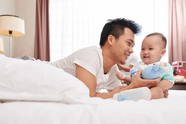 Aziatische Jonge Man Genieten Van Spelen Met Zijn Babyjongen — Stockfoto