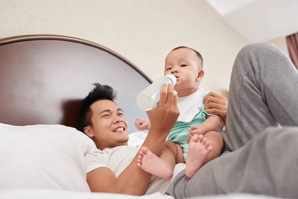 Vietnamita Joven Padre Amamantando Pequeño Bebé — Foto de Stock