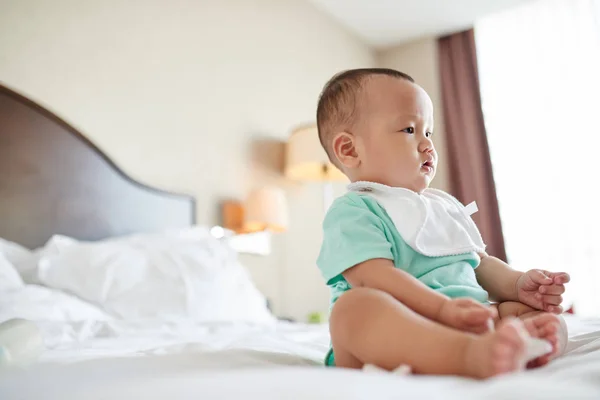 Bedårande Asiatiska Pojke Sitter Sängen — Stockfoto