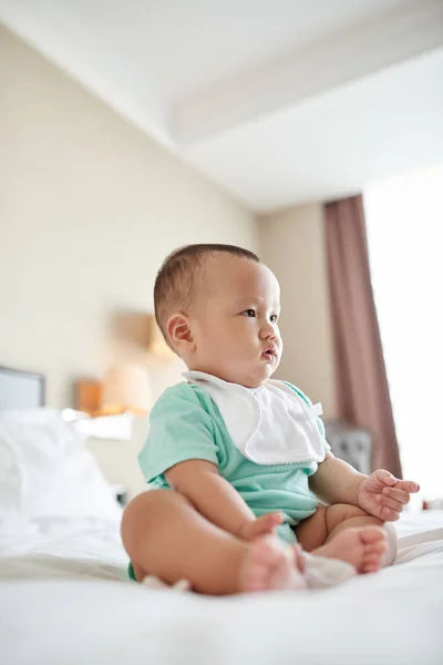Nachdenklicher Säugling Mit Rülpser Auf Dem Bett Sitzend — Stockfoto