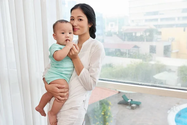 Vackra Leende Vietnamesiska Ung Kvinna Står Vid Stora Fönster Med — Stockfoto