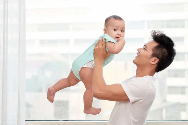 Joven Vietnamita Alegre Pie Ventana Jugando Con Niño —  Fotos de Stock