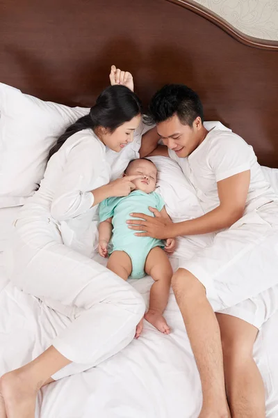 Feliz Madre Padre Bebé Dormido Acostado Cama Blanca — Foto de Stock