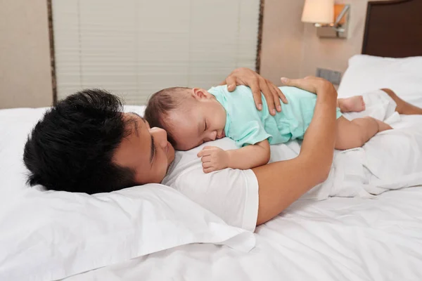 Pequeño Bebé Inocente Durmiendo Pecho Padre — Foto de Stock