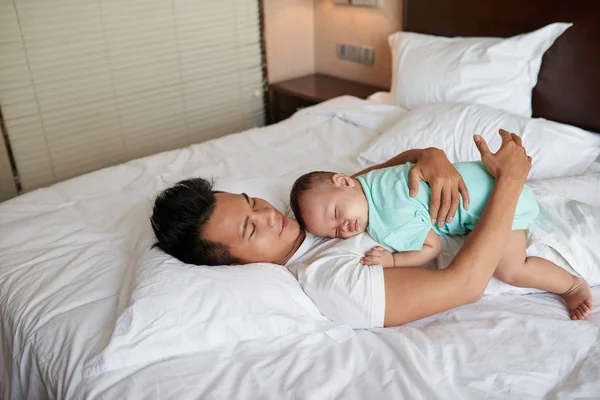 Vietnamca Baba Birlikte Büyük Yatakta Uyuyan Bebek — Stok fotoğraf