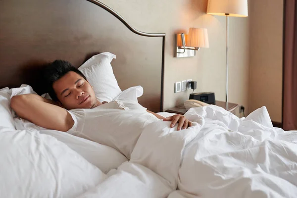 Красивый Азиатский Молодой Человек Спит Своей Постели — стоковое фото