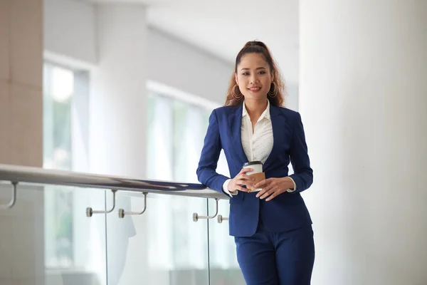 Portrait Jolie Jeune Femme Affaires Avec Une Tasse Café Emporter — Photo