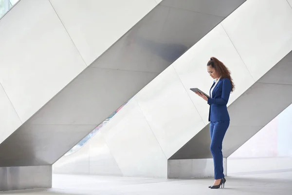 Asiática Joven Mujer Negocios Comprobar Información Documento Negocios — Foto de Stock