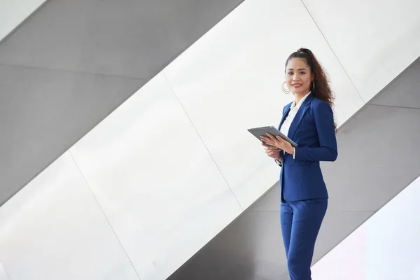 Joven Dama Negocios Sonriente Con Documento Sus Manos —  Fotos de Stock