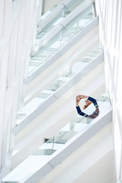 Donna Affari Piedi Sul Balcone Edificio Uffici Con Una Tazza — Foto Stock