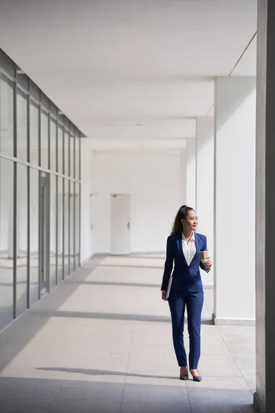 Mujer Sonriente Ejecutivo Negocios Caminando Aire Libre Con Café Para —  Fotos de Stock