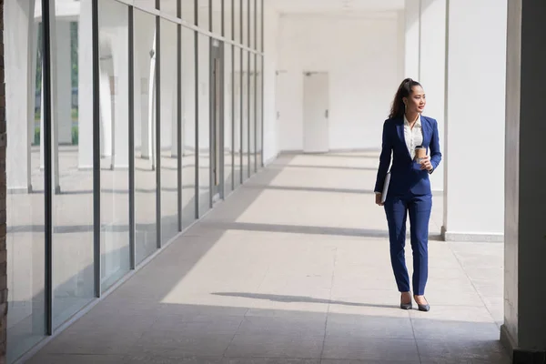 Mujer Negocios Con Taza Café Para Llevar Trabajar —  Fotos de Stock