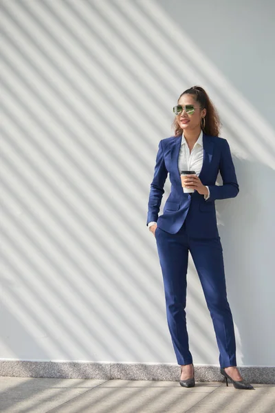 Succès Jeune Femme Affaires Debout Mur Blanc Avec Une Tasse — Photo